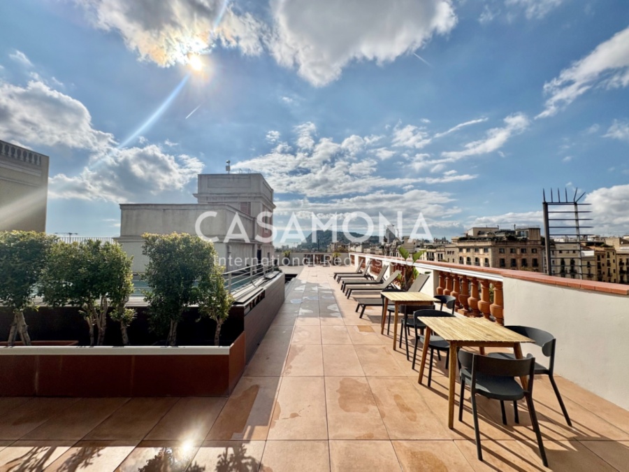 Elegant pis de 3 habitacions amb piscina, una enorme terrassa i vistes excepcionals de la ciutat.