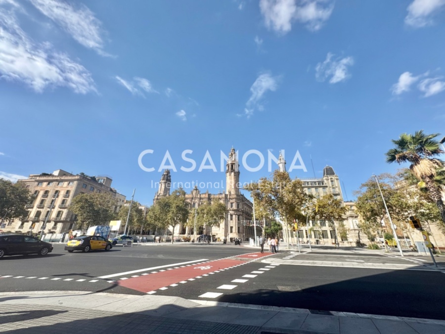 Elegant pis de 3 habitacions amb piscina, una enorme terrassa i vistes excepcionals de la ciutat.