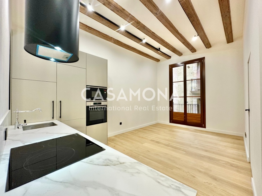 Appartement à El Born avec deux chambres et balcons ensoleillés