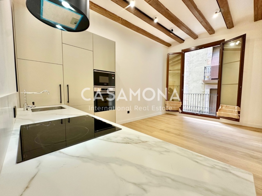 Appartement à El Born avec deux chambres et balcons ensoleillés