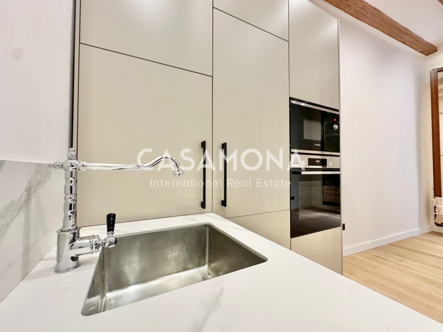Appartement à El Born avec deux chambres et balcons ensoleillés