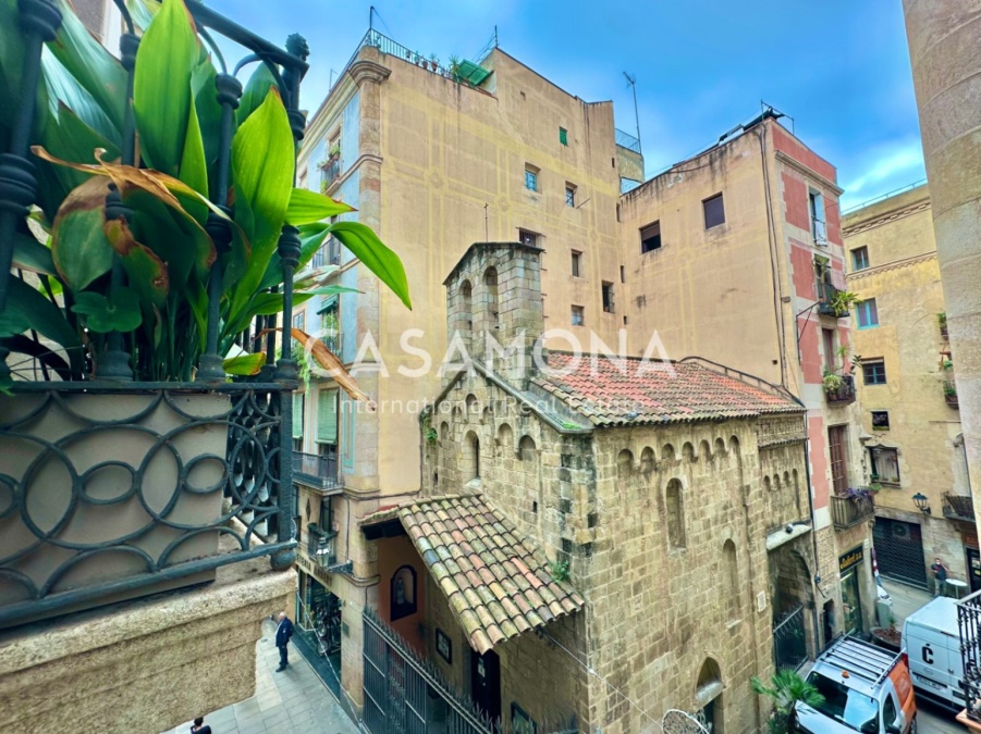 Appartement à El Born avec deux chambres et balcons ensoleillés