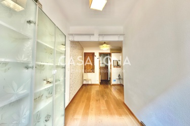 Charming and Stylish 1-Bedroom Apartment with a Balcony and a Community Terrace with Views in Poble Sec