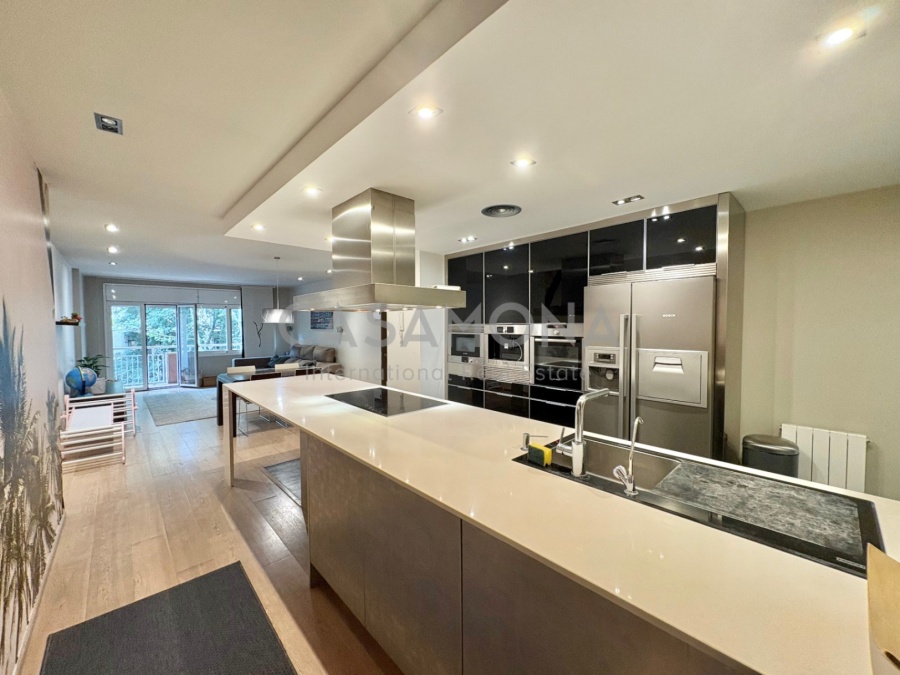 (SOLD) Renovated 2-Bedroom Apartment with Balcony and Spacious Open Layout in Eixample Esquerra (SOLD) Renovated 2-Bedroom Apartment with Balcony and Spacious Open Layout in Eixample Esquerra
