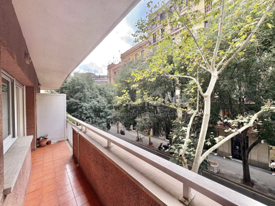 (SOLD) Renovated 2-Bedroom Apartment with Balcony and Spacious Open Layout in Eixample Esquerra (SOLD) Renovated 2-Bedroom Apartment with Balcony and Spacious Open Layout in Eixample Esquerra