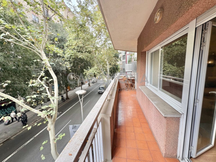 (SOLD) Renovated 2-Bedroom Apartment with Balcony and Spacious Open Layout in Eixample Esquerra (SOLD) Renovated 2-Bedroom Apartment with Balcony and Spacious Open Layout in Eixample Esquerra