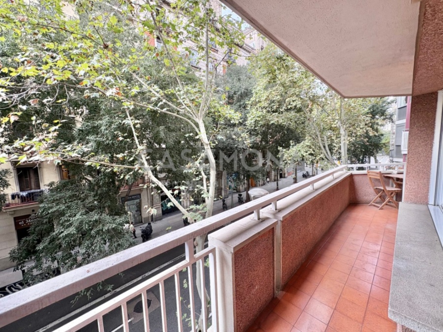 (SOLD) Renovated 2-Bedroom Apartment with Balcony and Spacious Open Layout in Eixample Esquerra (SOLD) Renovated 2-Bedroom Apartment with Balcony and Spacious Open Layout in Eixample Esquerra
