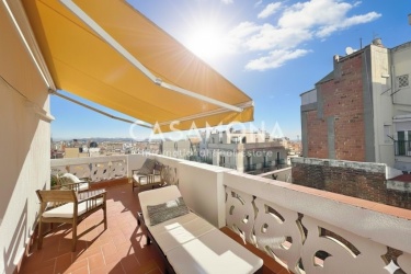 One-bedroom penthouse in Poble Sec with panoramic views of Barcelona and a private terrace with lift