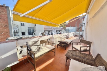 One-bedroom penthouse in Poble Sec with panoramic views of Barcelona and a private terrace with lift