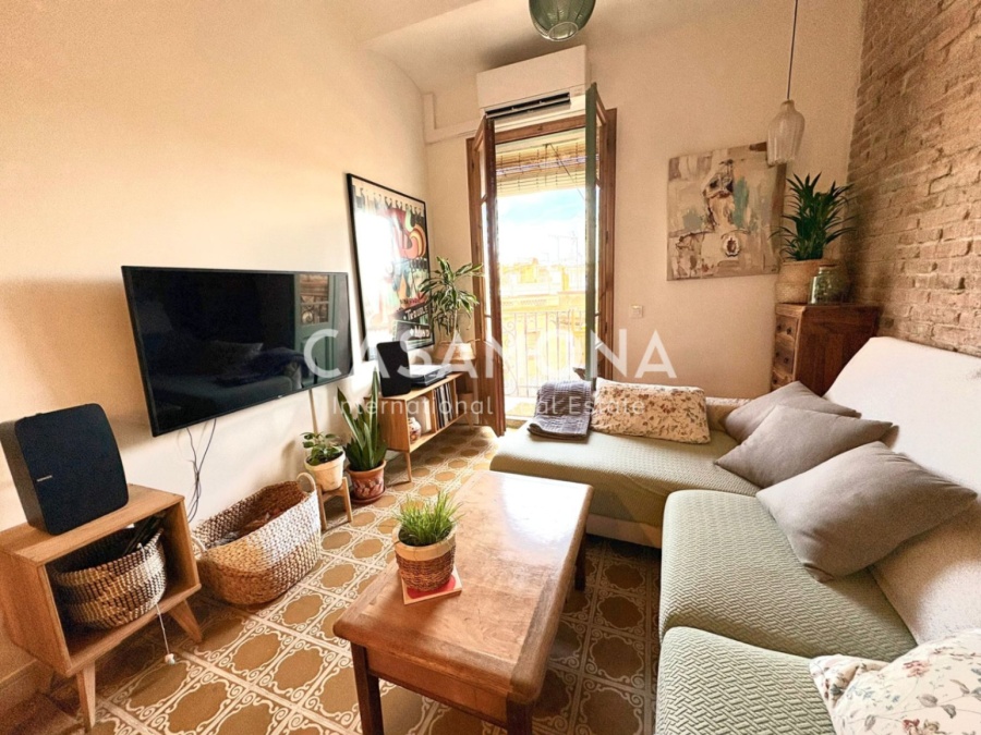 (VENDIDO) Auténtico Apartamento de Estilo Catalán de Dos Dormitorios con Balcón Privado en Sants