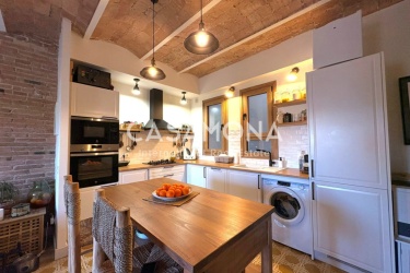 Authentic Catalan- Style 2 Bedroom Apartment with Private Balcony in Sants