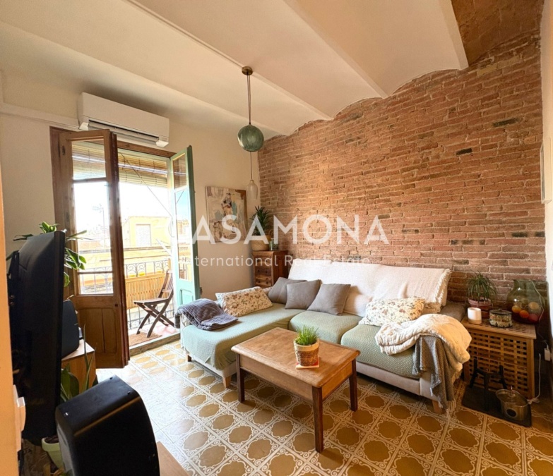 (VERKAUFT) Authentische Wohnung im Katalanischen Stil mit zwei Schlafzimmern und Privatem Balkon in Sants