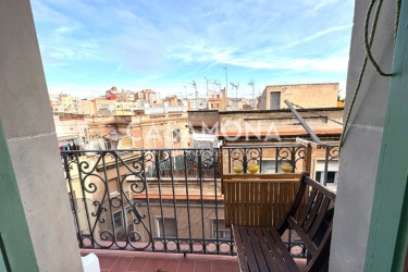 Authentic Catalan- Style 2 Bedroom Apartment with Private Balcony in Sants