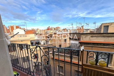 (VENDIDO) Auténtico Apartamento de Estilo Catalán de Dos Dormitorios con Balcón Privado en Sants (VENDIDO) Auténtico Apartamento de Estilo Catalán de Dos Dormitorios con Balcón Privado en Sants