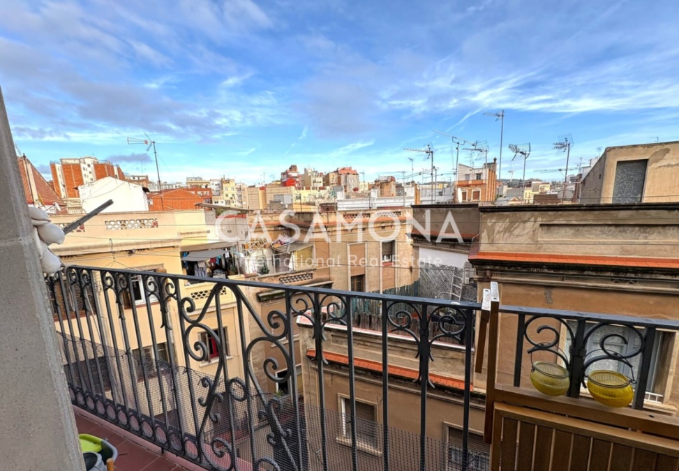 (VENDU) Authentique Appartement de Style Catalan avec Deux Chambres et Balcon Privé à Sants