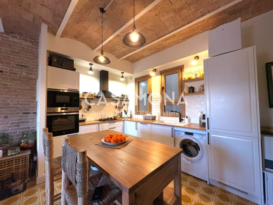 (VENDU) Authentique Appartement de Style Catalan avec Deux Chambres et Balcon Privé à Sants