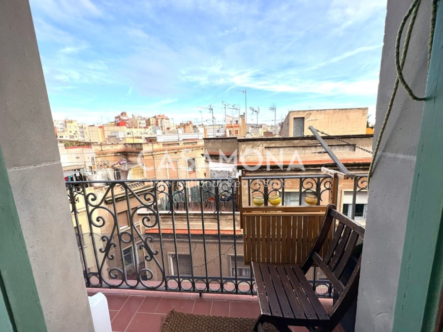 (VENDU) Authentique Appartement de Style Catalan avec Deux Chambres et Balcon Privé à Sants