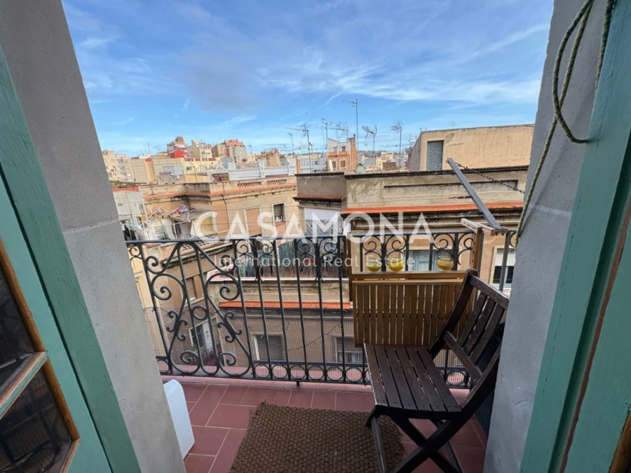 (VENUT) Autèntic apartament d’estil català de dos dormitoris amb balcó privat a Sants