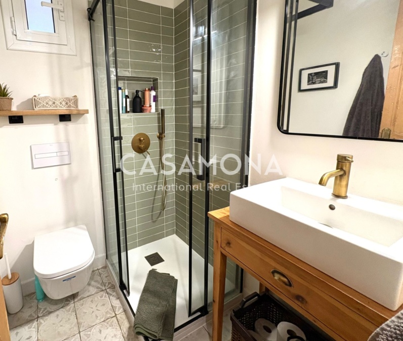 (VENDU) Authentique Appartement de Style Catalan avec Deux Chambres et Balcon Privé à Sants