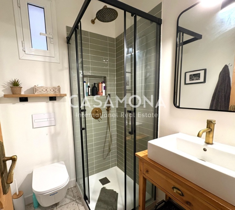 (VENDU) Authentique Appartement de Style Catalan avec Deux Chambres et Balcon Privé à Sants