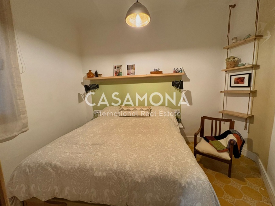 (VENDIDO) Auténtico Apartamento de Estilo Catalán de Dos Dormitorios con Balcón Privado en Sants
