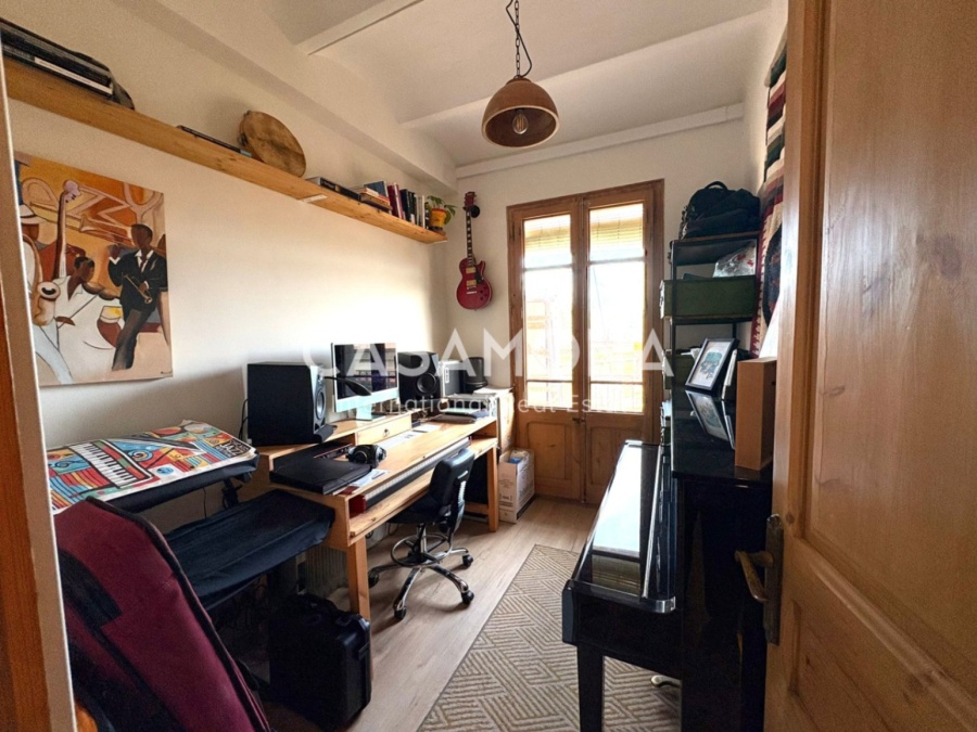 (VENDU) Authentique Appartement de Style Catalan avec Deux Chambres et Balcon Privé à Sants