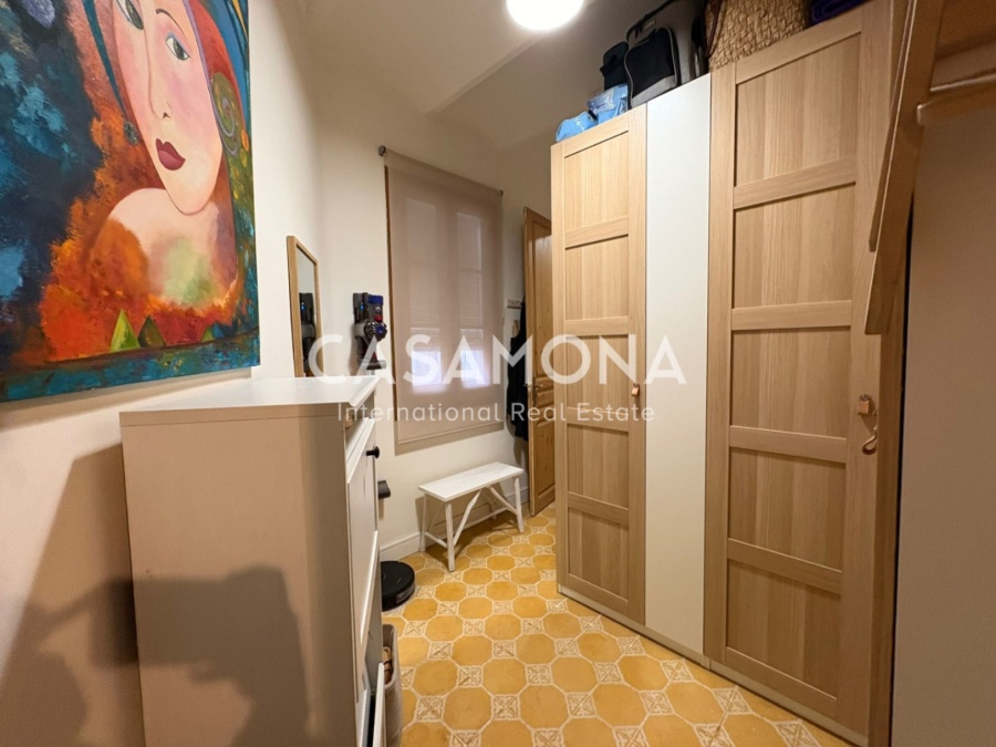 (VENDIDO) Auténtico Apartamento de Estilo Catalán de Dos Dormitorios con Balcón Privado en Sants