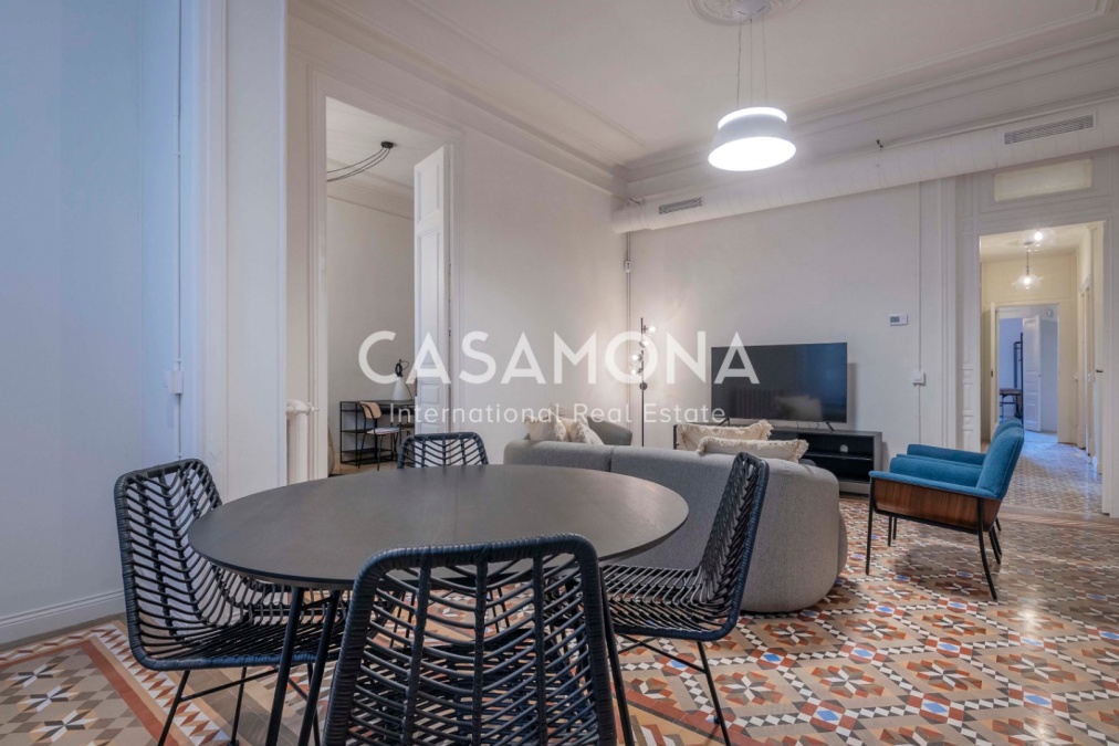 Amplia Vivienda de Diseño a Pasos de Plaça Universitat