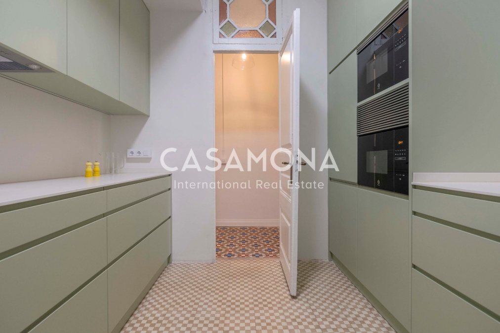 Großzügiges Designer-Zuhause nur wenige Schritte von der Plaça Universitat