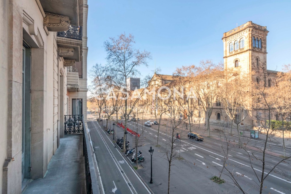 Amplia Vivienda de Diseño a Pasos de Plaça Universitat