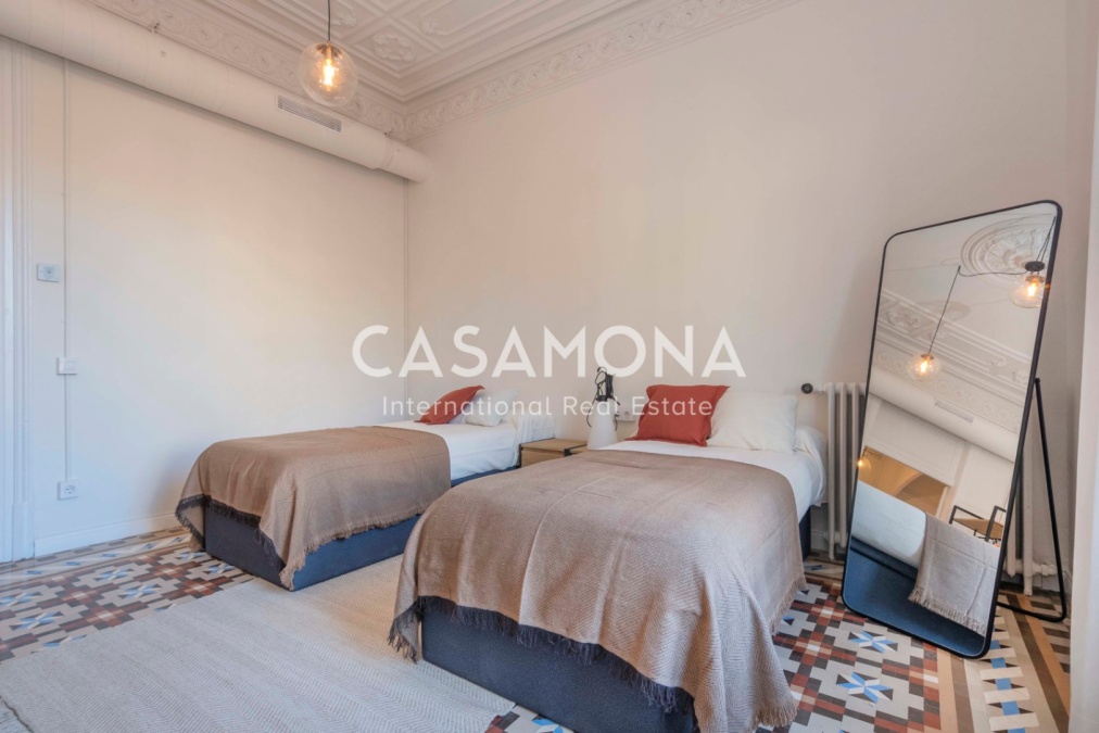Amplia Vivienda de Diseño a Pasos de Plaça Universitat
