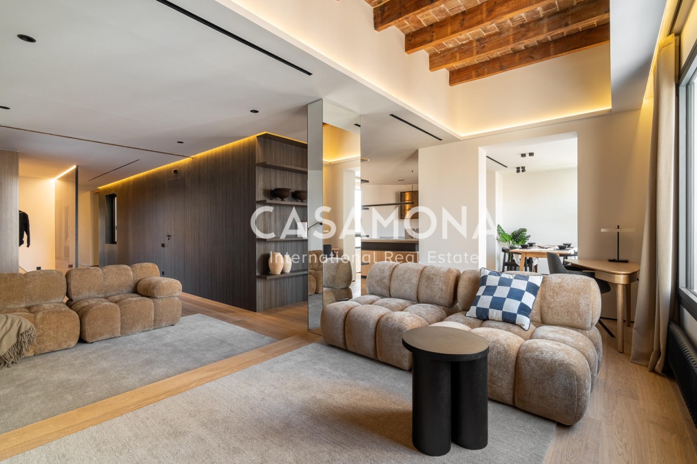 Exceptional 4-Bedroom Luxury Residence with Terrace on Calle Muntaner Exceptional 4-Bedroom Luxury Residence with Terrace on Calle Muntaner