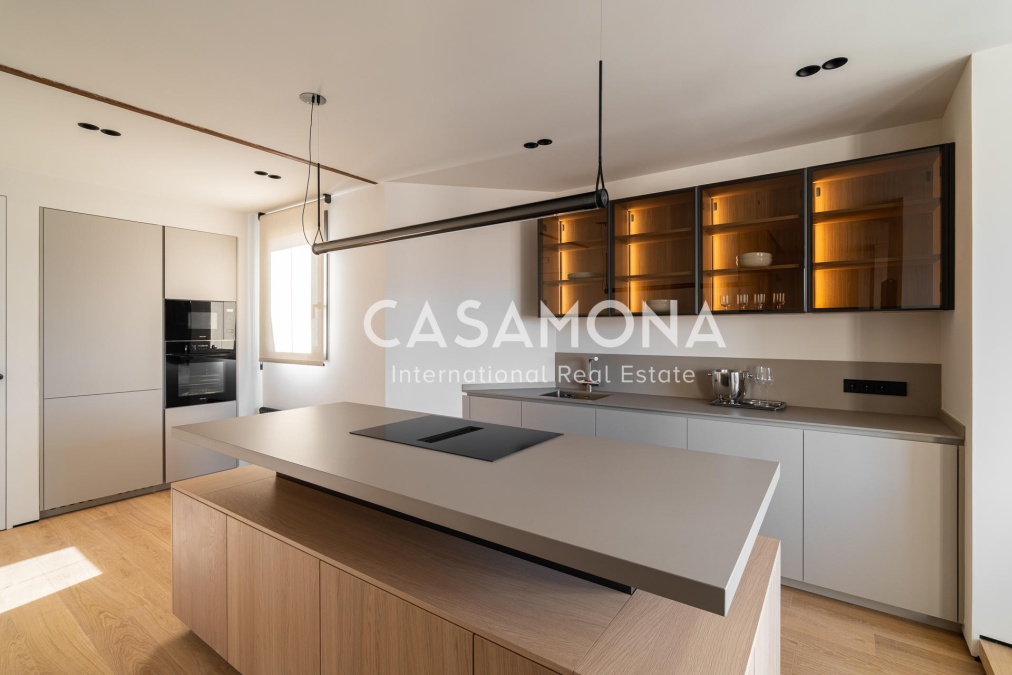 Exceptional 4-Bedroom Luxury Residence with Terrace on Calle Muntaner Exceptional 4-Bedroom Luxury Residence with Terrace on Calle Muntaner