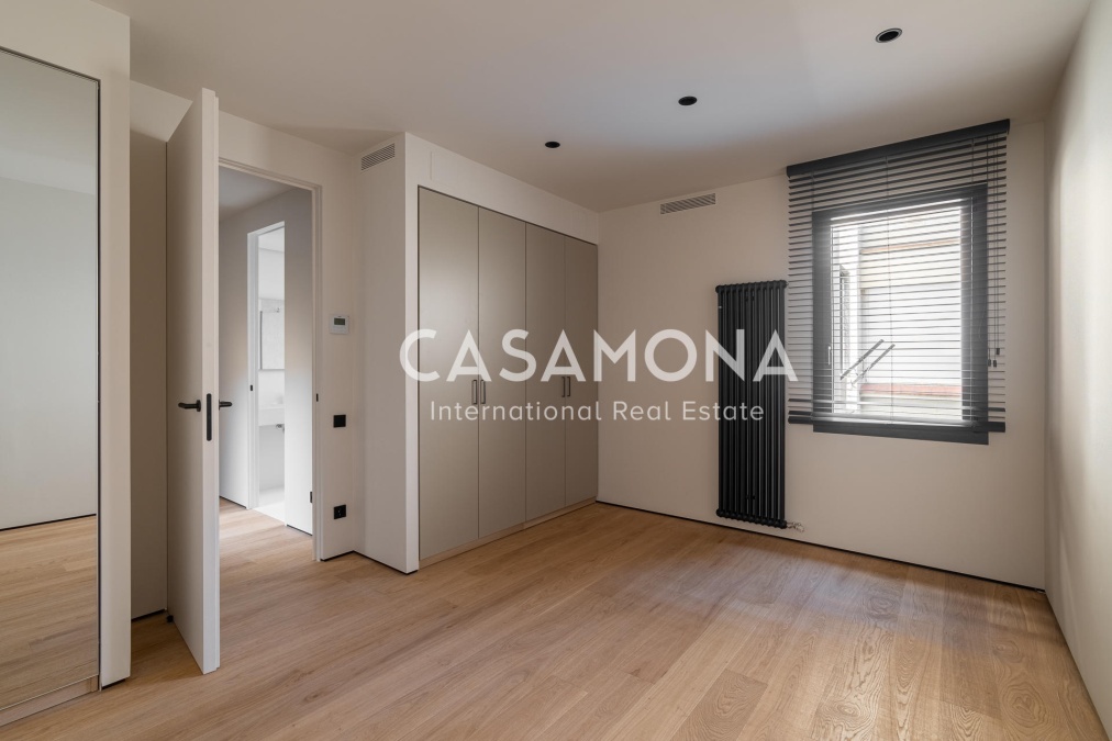 Exceptional 4-Bedroom Luxury Residence with Terrace on Calle Muntaner Exceptional 4-Bedroom Luxury Residence with Terrace on Calle Muntaner