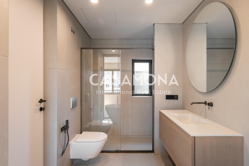 Exceptional 4-Bedroom Luxury Residence with Terrace on Calle Muntaner Exceptional 4-Bedroom Luxury Residence with Terrace on Calle Muntaner