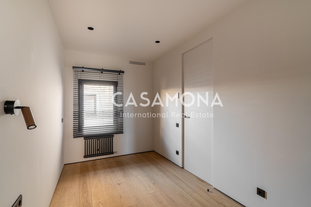 Exceptional 4-Bedroom Luxury Residence with Terrace on Calle Muntaner Exceptional 4-Bedroom Luxury Residence with Terrace on Calle Muntaner