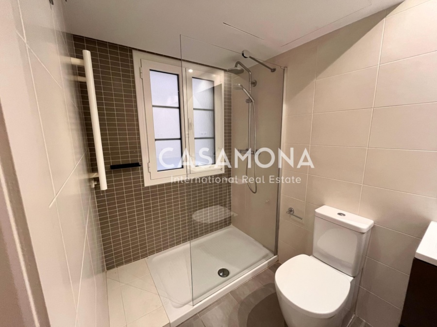 Premium Renovated Apartment with Magnificent Rooftop Pool & Port Views in Barceloneta Premium Renovated Apartment with Magnificent Rooftop Pool & Port Views in Barceloneta