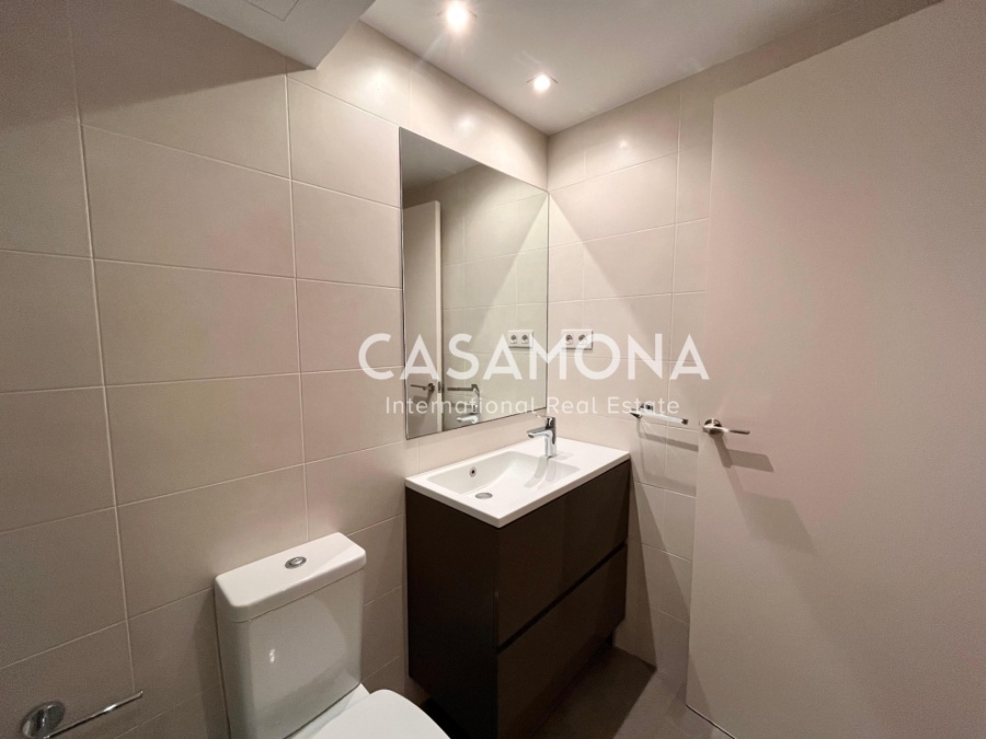 Premium Renovated Apartment with Magnificent Rooftop Pool & Port Views in Barceloneta Premium Renovated Apartment with Magnificent Rooftop Pool & Port Views in Barceloneta