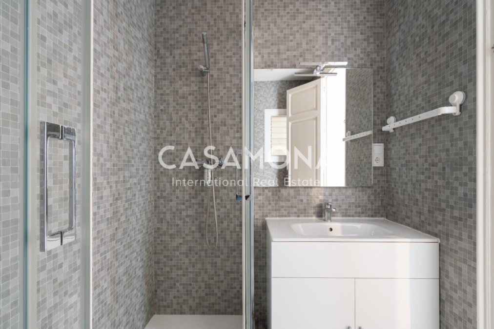 Renovated 3 Bedroom Apartment in Poble Sec