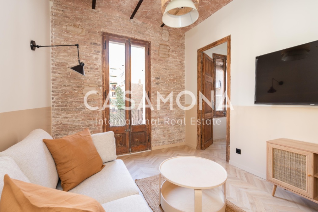 3-Bed Catalan-Style Apartment with Balcony in Eixample Dreta, Steps from Sagrada Família