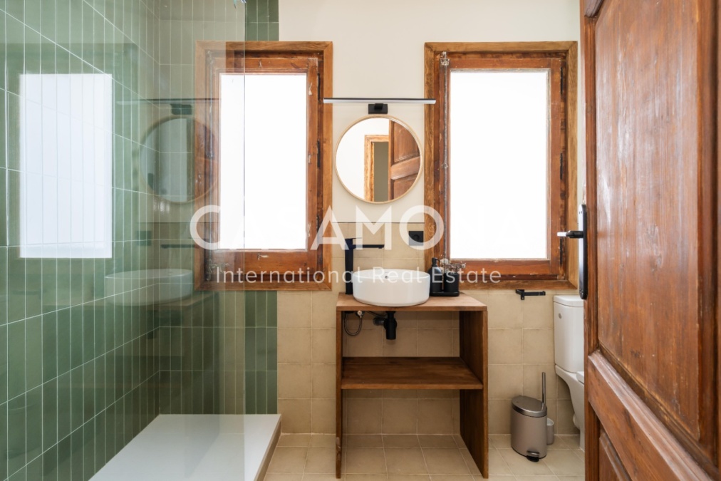 Apartamento de Estilo Catalán de 3 Habitaciones con Balcón en Eixample Dreta, a Pasos de la Sagrada Família