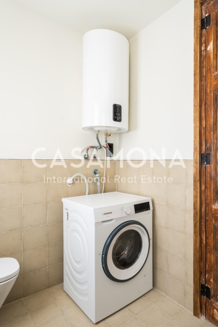 3-Bed Catalan-Style Apartment with Balcony in Eixample Dreta, Steps from Sagrada Família