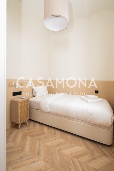 3-Bed Catalan-Style Apartment with Balcony in Eixample Dreta, Steps from Sagrada Família