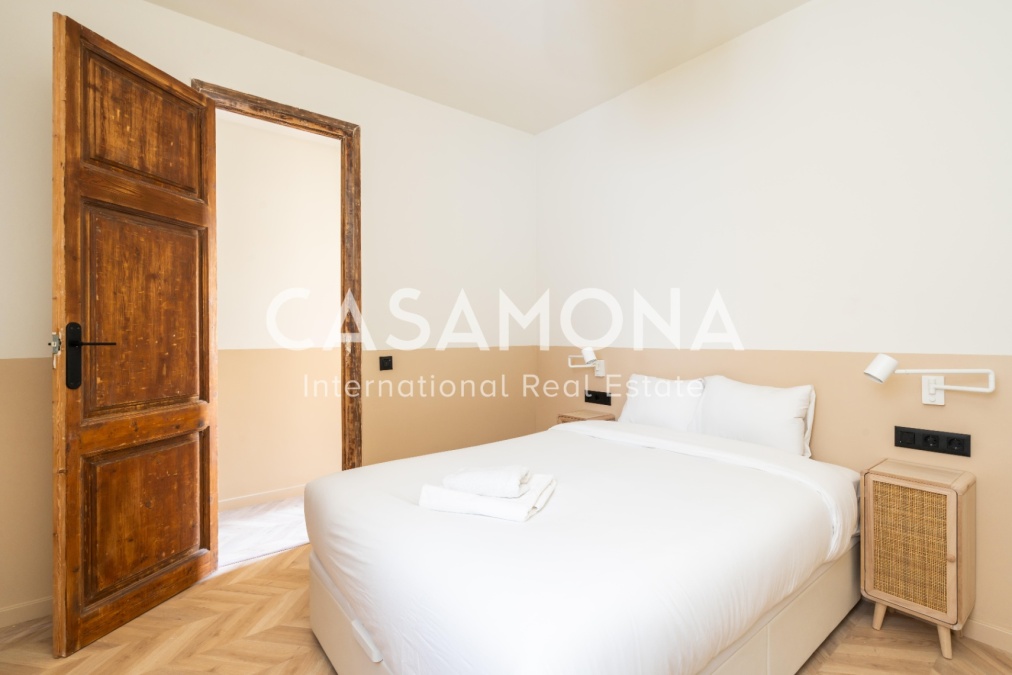 3-Bed Catalan-Style Apartment with Balcony in Eixample Dreta, Steps from Sagrada Família