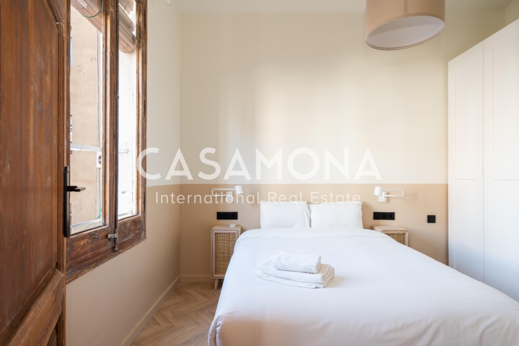 3-Bed Catalan-Style Apartment with Balcony in Eixample Dreta, Steps from Sagrada Família