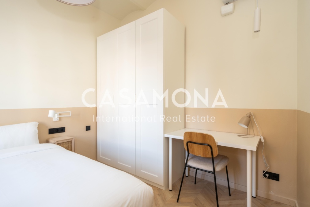 3-Bed Catalan-Style Apartment with Balcony in Eixample Dreta, Steps from Sagrada Família