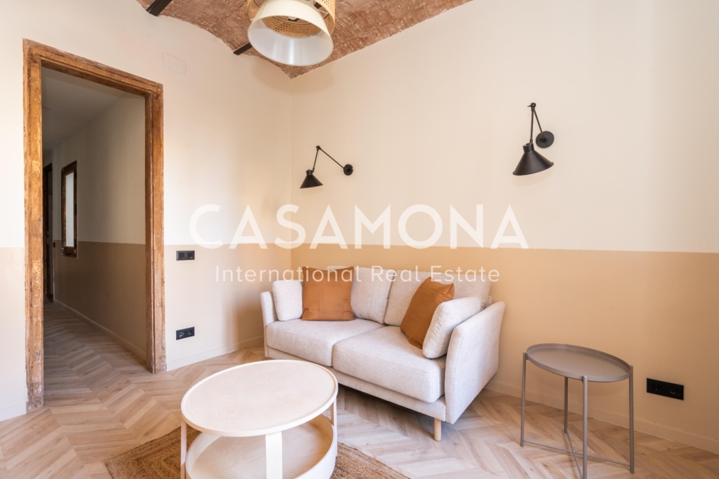 3-Bed Catalan-Style Apartment with Balcony in Eixample Dreta, Steps from Sagrada Família