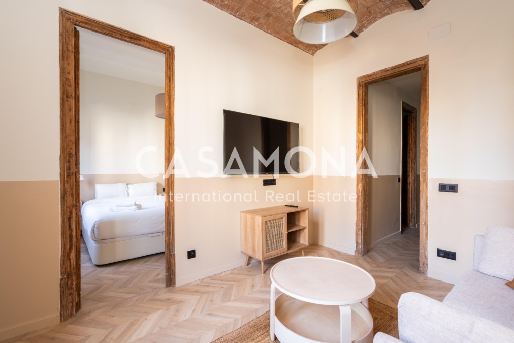 3-Bed Catalan-Style Apartment with Balcony in Eixample Dreta, Steps from Sagrada Família