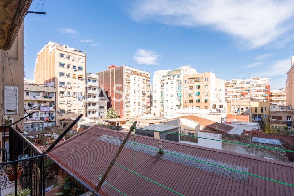 3-Bed Catalan-Style Apartment with Balcony in Eixample Dreta, Steps from Sagrada Família