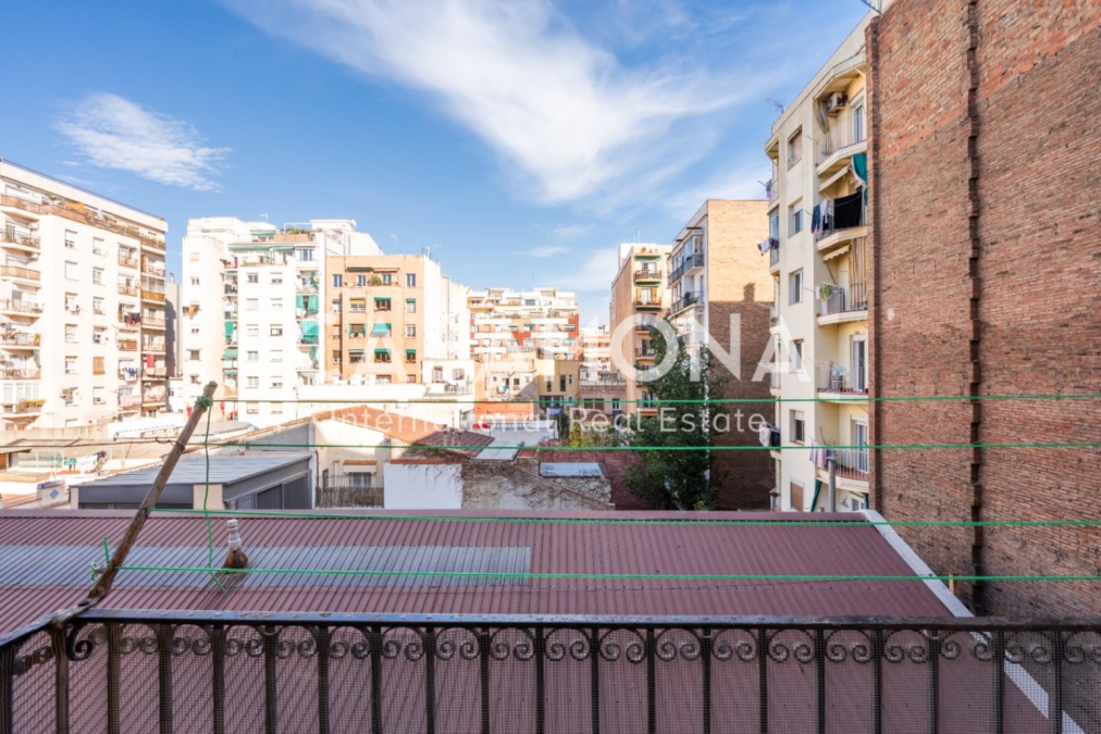 3-Bed Catalan-Style Apartment with Balcony in Eixample Dreta, Steps from Sagrada Família